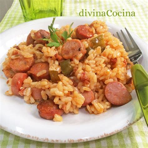 Imagen de un plato de arroz blanco con salchichas, tomate y vegetales frescos