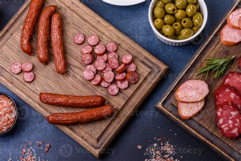 Variedad de salchichas frescas, ahumadas y precocidas