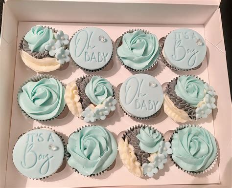 Cupcakes de baby shower exhibidos en un soporte de mármol sencillo