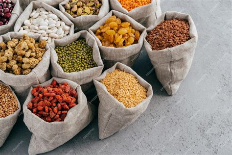 Variedad de legumbres y frutos secos ricos en proteínas vegetales
