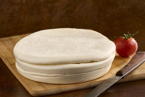Queso Guayanés o Queso de Mano fresco en forma circular, mostrando sus capas internas.