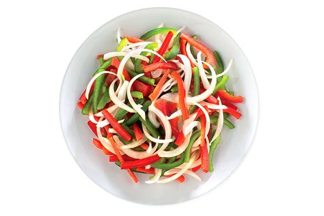 Ingredientes cortados para la salsa: cebolla, pimiento rojo y jamón