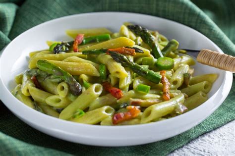 Plato principal de pasta con espárragos y panceta ahumada