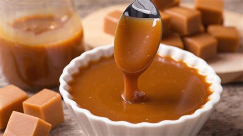 Foto: Salsa toffee cremosa vertiéndose en un bol
