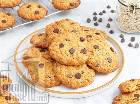 Galletas de avena y miel con chispas de chocolate recién horneadas en un plato, con una taza de café al lado