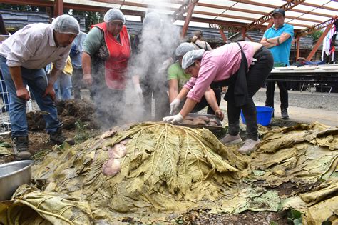 Foto de curanto en hoyo siendo destapado