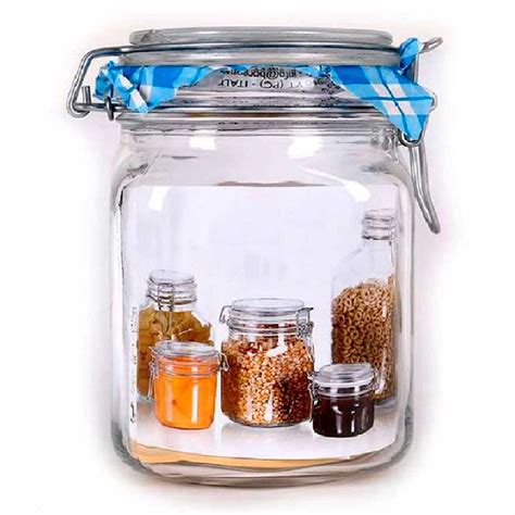 Imagen de un tarro de cristal hermético con etiqueta de fecha y hojas de laurel en su interior.