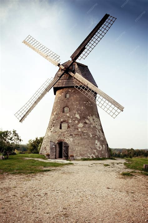Antiguo molino de agua o viento en un paisaje rural