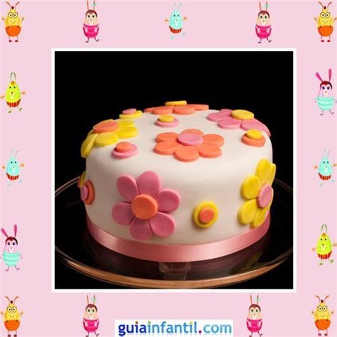 Ilustración de una tarta decorada con fondant, mostrando diferentes colores y texturas.