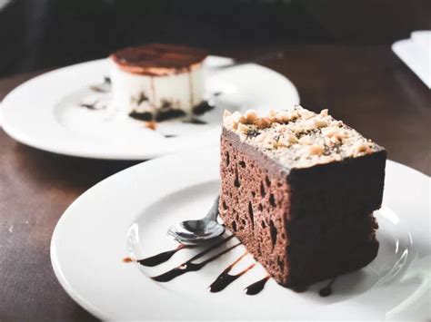 Comparativa de diferentes marcas de fondant en el mercado, destacando sus características.