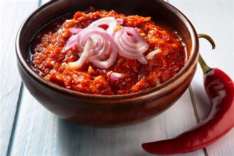 Mesa con ingredientes picados para salsa de ají (cebolla, ajo, cilantro, ají)