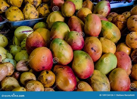 Mangos maduros en un mercado tropical