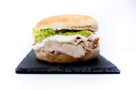 Ilustración de un Lomito Palta Mayo tradicional con sus ingredientes característicos.