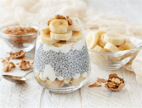 Plato de postres variados con semillas de chía