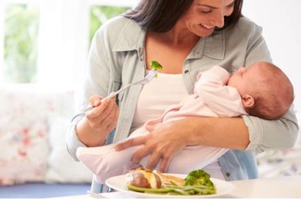 Madre lactante comiendo un plato variado y saludable