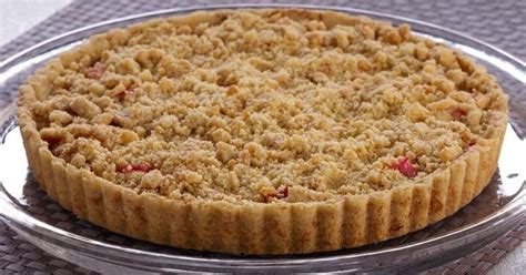 Un delicioso kuchen sureño con frutas y migas, listo para servir