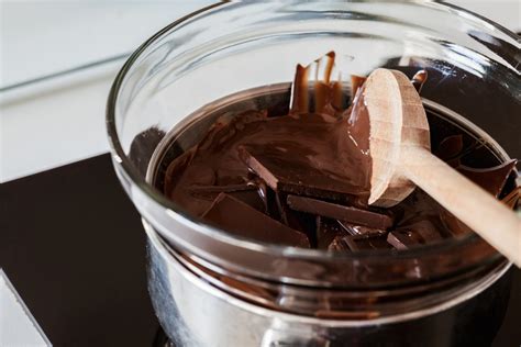 Esquema paso a paso del método al baño maría para derretir chocolate correctamente.