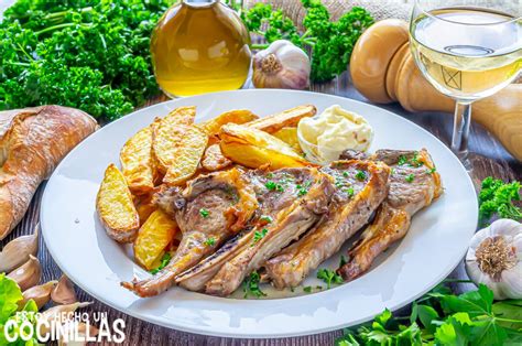 fotografía de chuletas de cordero al horno con patatas en una bandeja