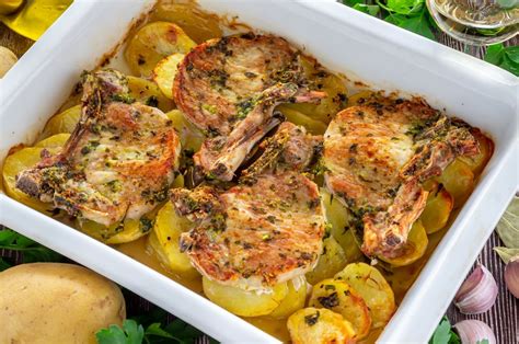 esquema de fuente de horno con patatas y rejilla con chuletas encima