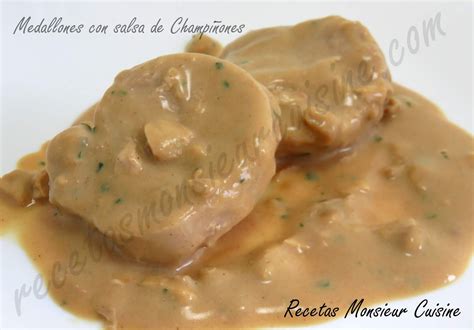 Medallones de cerdo bañados en salsa de crema de papa y tocino