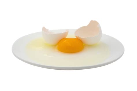 Foto: huevo roto en un plato mostrando yema dispersa y clara aguada (huevo viejo)