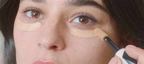Ejemplo de aplicación de corrector salmón en la zona de las ojeras
