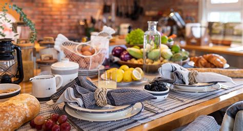 Mesa con un desayuno completo de Pantiaguina, mostrando los productos frescos.