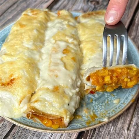 Infografía paso a paso para rellenar y enrollar canelones de choclo.