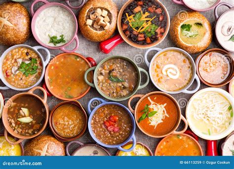 Variedad de sopas chilenas en cuencos tradicionales