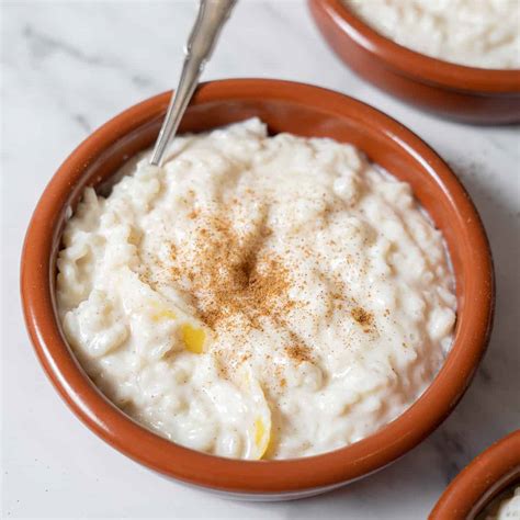 Fotografía del pastel de arroz con leche y lima horneándose, mostrando el merengue dorado.