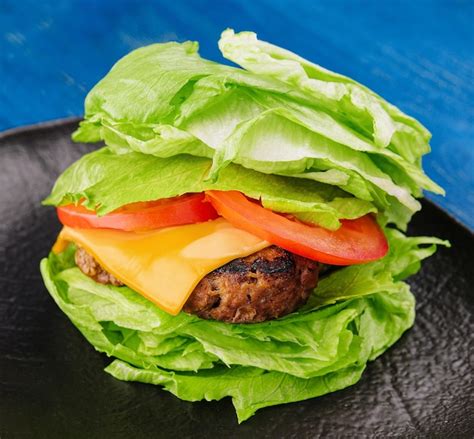 Foto de una hamburguesa sin pan envuelta en lechuga