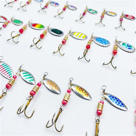 Variedad de jigs metálicos y cucharillas giratorias de diferentes tamaños y colores