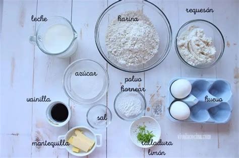 Imagen ilustrativa de los ingredientes secos básicos para hot cakes caseros: harina de trigo, polvo para hornear, azúcar glass, leche en polvo y sal