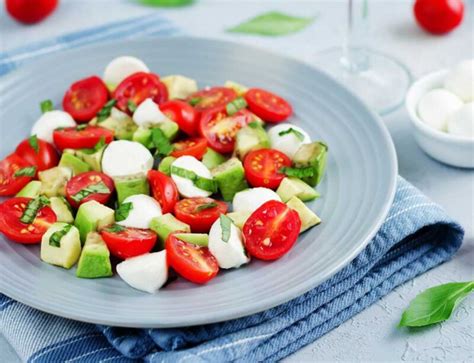 ensalada césar con aguacate y tomates cherry