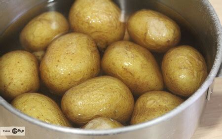 Patatas cocidas en una olla, listas para ser hechas puré con mantequilla