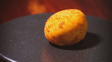 Esquema de cómo rellenar una croqueta con queso, con pasos visuales.