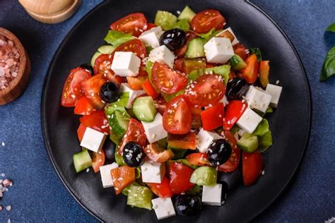 Ensalada griega vibrante con queso feta, aceitunas negras y verduras frescas.