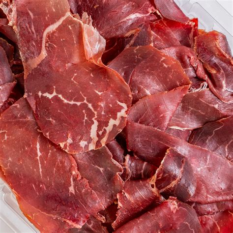 Imagen ilustrativa de cecina cortada en finas lonchas.