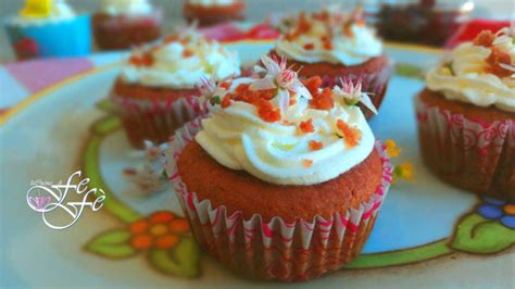 Mesa con ingredientes para Red Velvet Cupcakes, incluyendo remolacha fresca y cocida