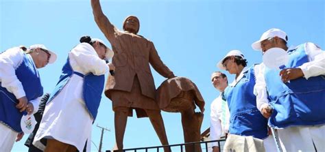 Escultura conmemorativa de las Palomitas Blancas en Laraquete