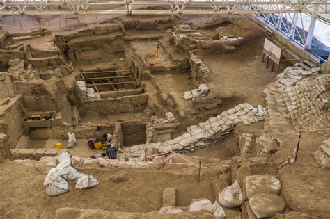 Foto de los hallazgos arqueológicos de maíz inflado en vasijas cerámicas