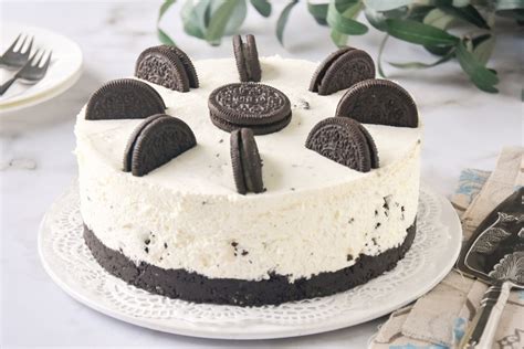 Vertido del relleno de tarta de Oreo sobre la base de galleta