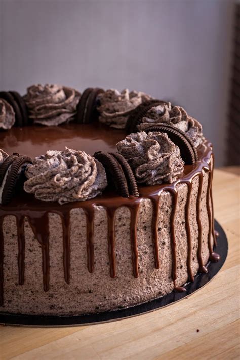 Montaje de Tarta de Oreo y Chocolate con capas de bizcocho y buttercream