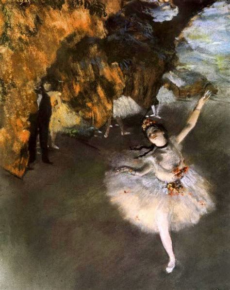Fotografía histórica de Edgar Degas trabajando en su estudio con pasteles sobre papel.