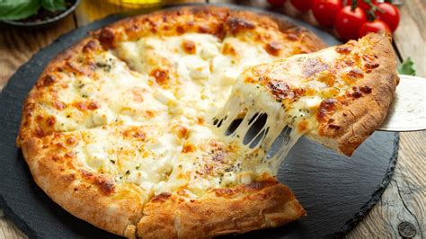 Pizza cuatro quesos recién horneada, mostrando la mezcla de quesos fundidos sobre una base dorada.