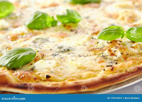 Primer plano de los quesos mozzarella, gorgonzola, parmesano y emmental rallados y desmenuzados, listos para ser colocados sobre la pizza.