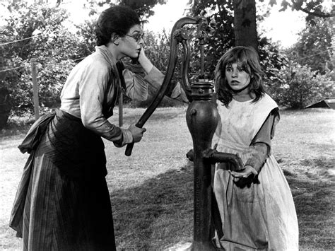 Anne Bancroft como Anne Sullivan y Patty Duke como Helen Keller en una escena de la película 