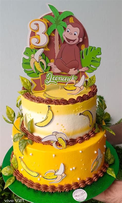 Ilustración de Jorge el Curioso celebrando un cumpleaños con una torta colorida.
