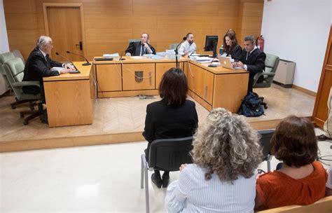 Escena del juicio con Ana Francisca en el estrado y los demás personajes expectantes