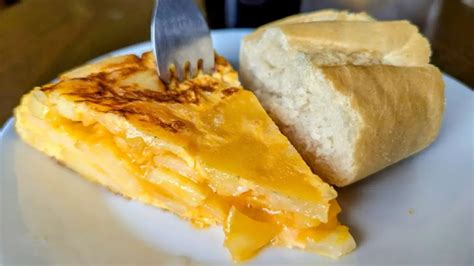 Pincho de tortilla en un bar español